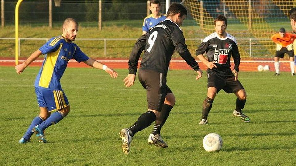 Der 1. FC Sonthofen (schwarz) gewann sein Auswärts
