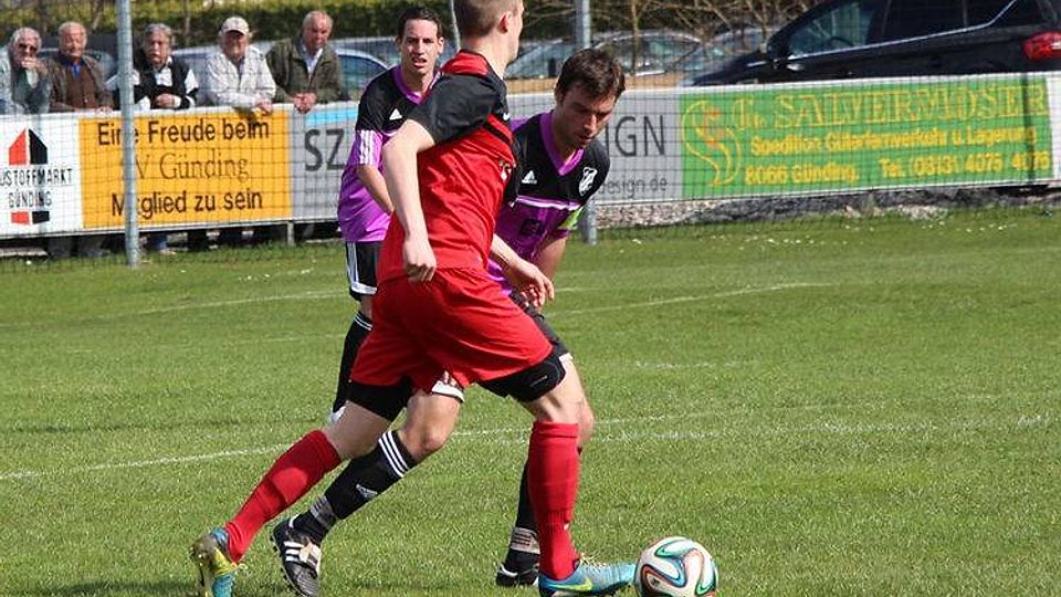 Der SV Günding (rot) gewann sein Heimspiel gegen d