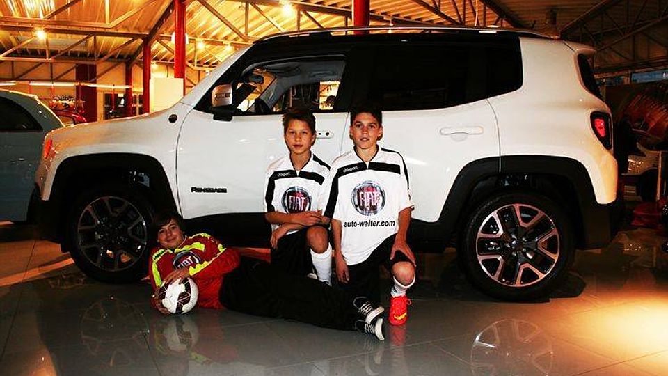 Die Kids vor dem neuen Jeep Renegade
