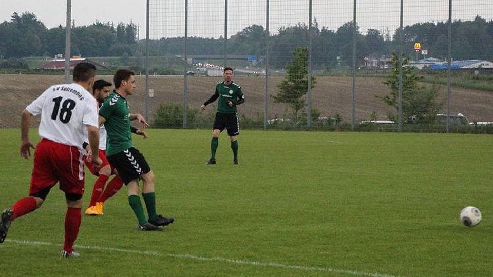 Der SV Sulzemoos (weiß) gewann sein letzes Heimspi