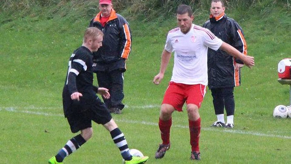 Der SV Sulzemoos (weiß) setzte sich im Heimspiel g