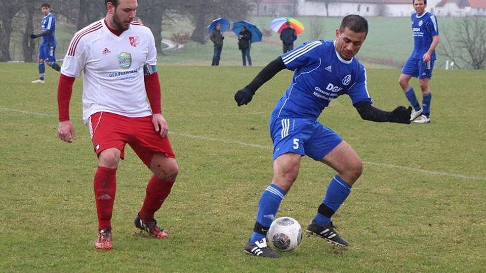 Die SpVgg Feldmoching (blau) gewann beim SV Sulzem
