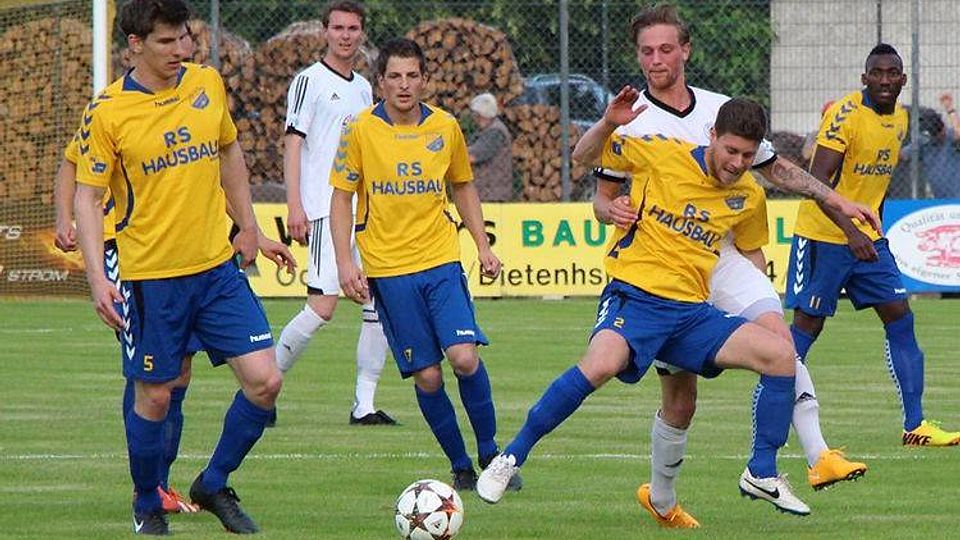 Der FC Pipinsried (gelb) musste im Relegationshins