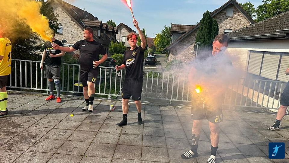 Der Uedemer SV feiert den Doppel-Aufstieg in Kleve und Geldern: Erste in die Bezirksliga, Zweite in die Kreisliga B. Fotos: Verein