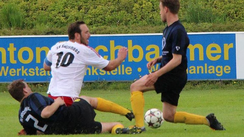 Der SV Sulzemoos (weiß) verlor beim FC Moosinning