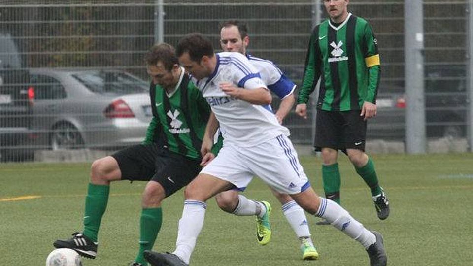 Der ASV Dachau II (weiß) gewann sein Heimspiel geg