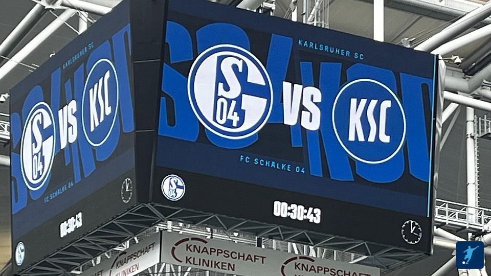 In einer halben Stunde geht das Spiel los.