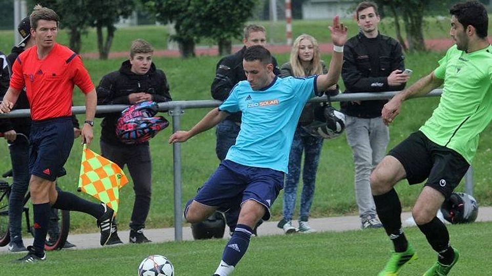 Der TSV Schwabhausen (blau) gewann sein Relegation