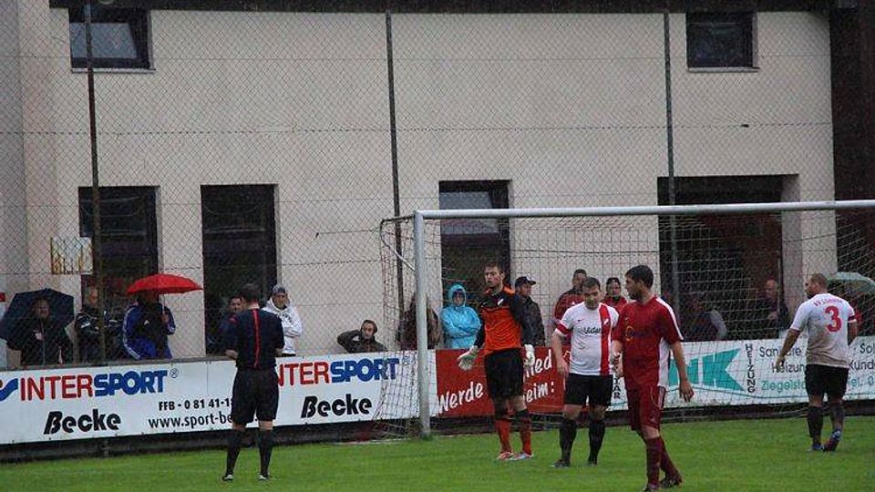 Der SV Sulzemoos (rot) gewann sein Heimspiel gegen