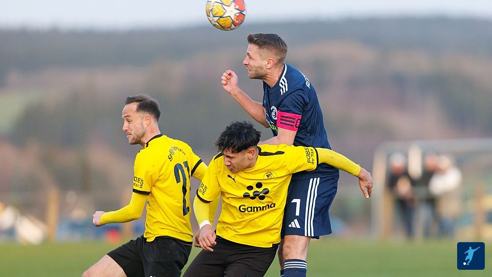 Benedikt Schwinger (r.) gegen Luca Sangiorgio (m.) und Domenic Binder (l.).