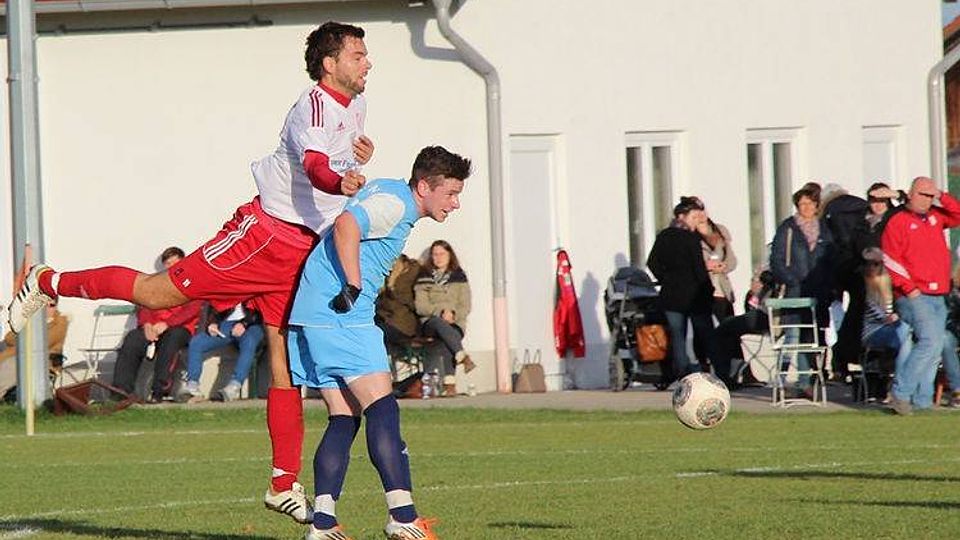 Der SV Sulzemoos (weiß) gewann sein Heimspiel gege