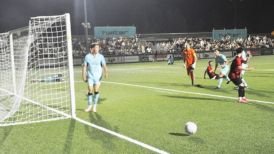 … dessen Schuss wird von einem Verteidigerbein in Corner gelenkt.