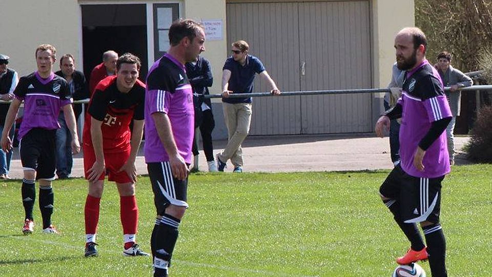 Der SV Günding (rot) gewann sein Heimspiel gegen d
