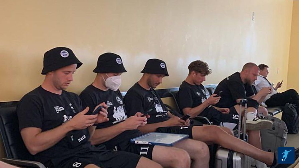 Der FC Büderich feiert den Landesliga-Aufstieg und Kreispokalsieg Düsseldorf auf Malle! Fotos: privat/Gombarek