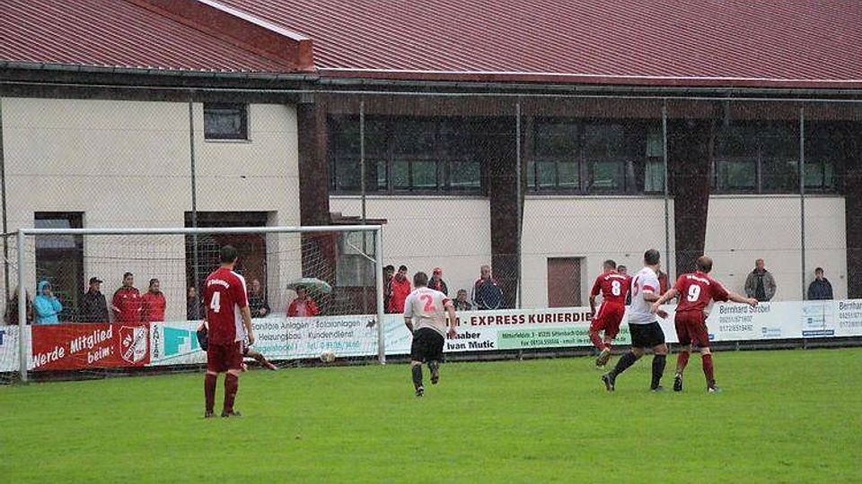 Der SV Sulzemoos (rot) gewann sein Heimspiel gegen