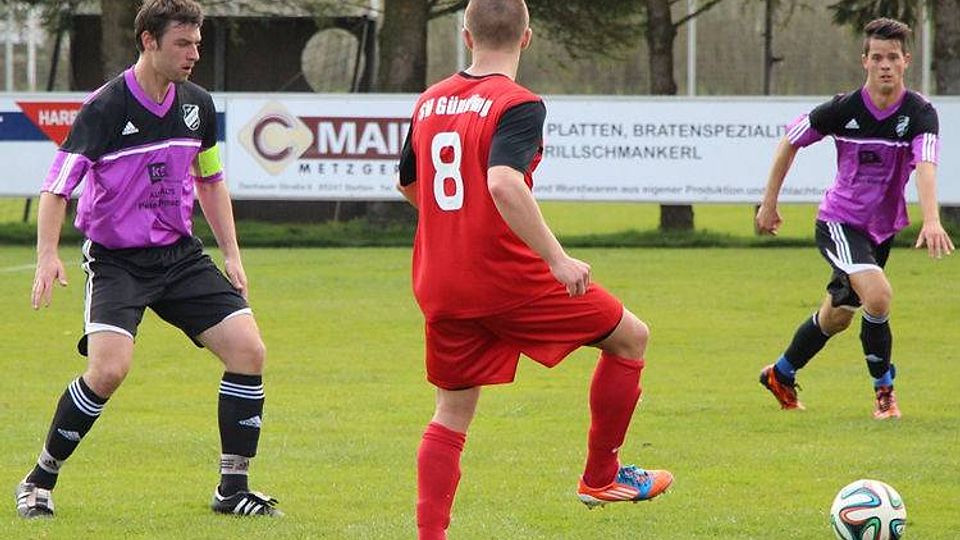 Der SV Günding (rot) gewann sein Heimspiel gegen d