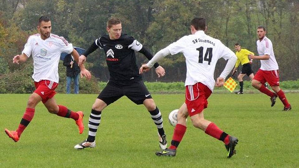 Der SV Sulzemoos (weiß) setzte sich im Heimspiel g