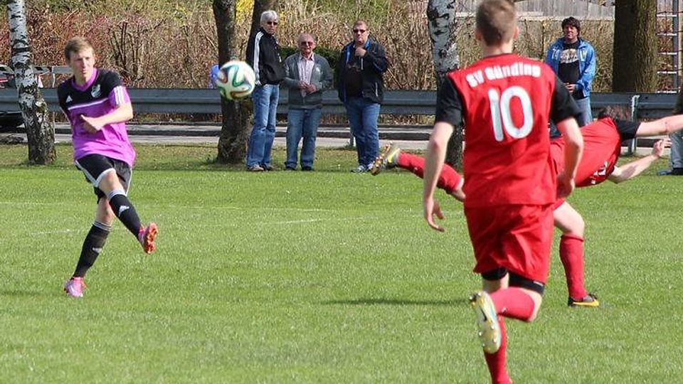 Der SV Günding (rot) gewann sein Heimspiel gegen d