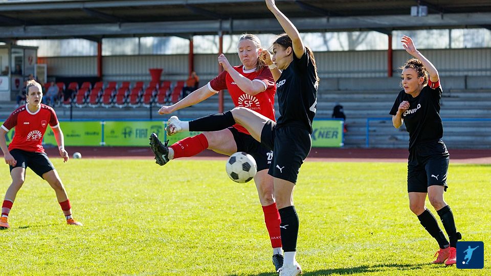 Kiara Kilbey (l.) setzt sich gegen Marie Karpf (r.) durch und trifft für Hof.