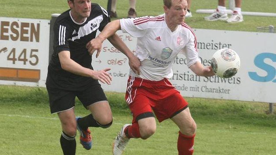Der SV Sulzemoos (weiß) musste im Heimspiel gegen