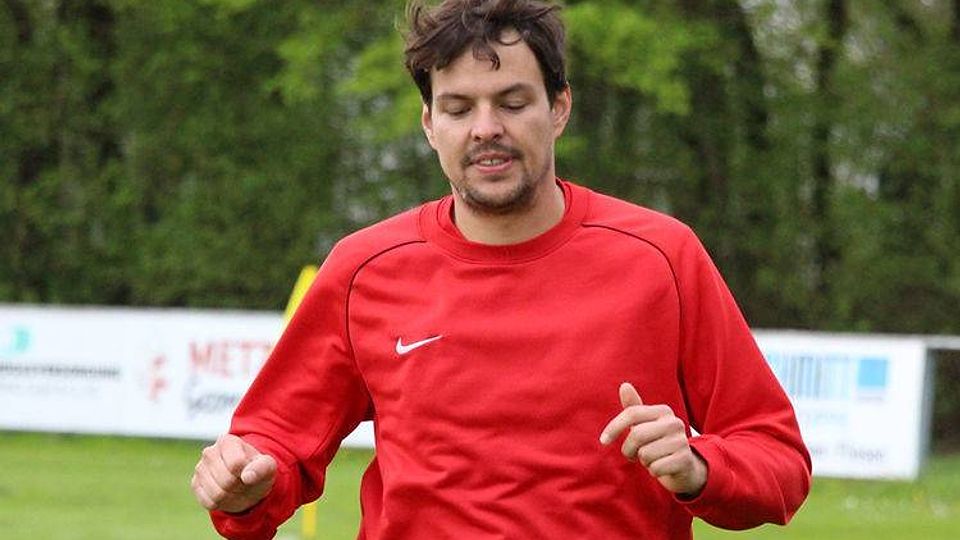 Der SV Sulzemoos (weiß) verlor beim FC Moosinning