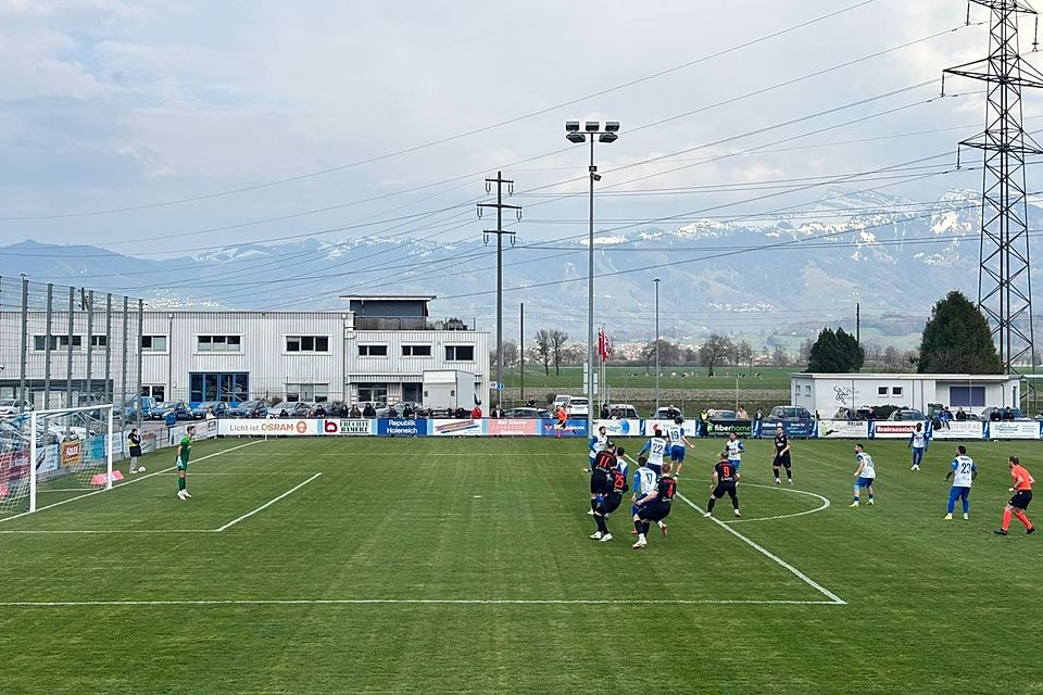 Tuggen (in weiss-blau) springt dank eines 5:4-Erfolgs über Kosova auf Rang zwei.