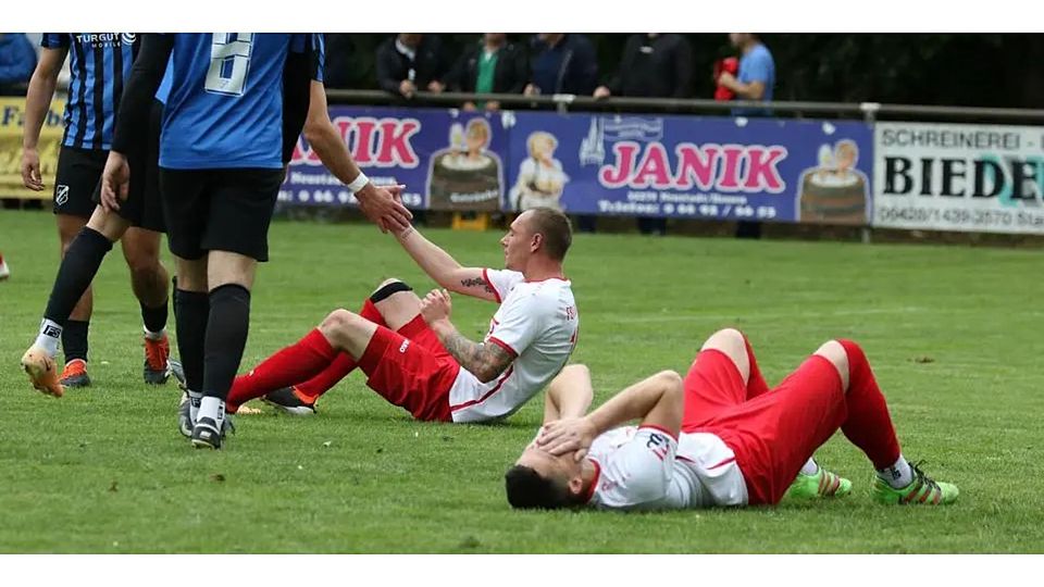 Der FSV Buchenau mit (v. re.) Markus Tiemann und Lukas Müller steigt in die A-Liga ab, Erksdorf setzt sich 4:0 durch. © Jens Schmidt