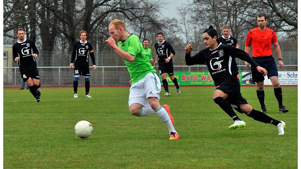Entwischt: Jonathan Trost (vorne links), Ingelheims Schütze zum 1:0, lässt seinen Neustädter Gegenspieler Etem Yaray stehen. Foto: Thomas Schmidt