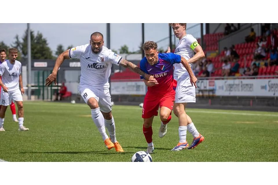 In der Hinrunde läuft Perry Ofori (l.), hier in einem Testspiel gegen den TSV Steinbach Haiger, noch für den Hessenligisten FC Gießen auf. In der Rückrunde kämpft er mit Amedspor Wetzlar nun um den Aufstieg in die Fußball-Gruppenliga. (Archivfoto) © Björn Franz
