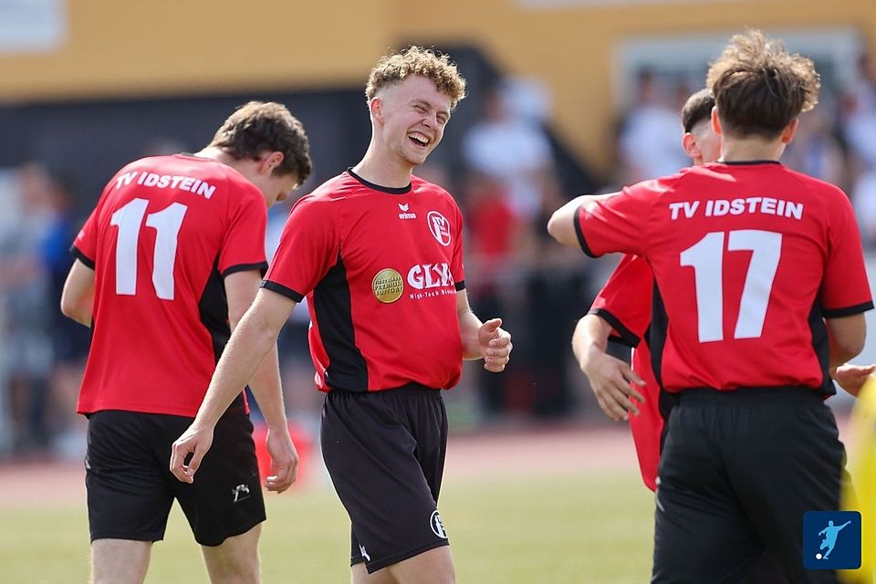 Idsteins Manuel Maxeiner (mitte) erzielte beim 4:0-Heimsieg gegen Türk Sport SWA den erlösenden Führungstreffer zum 1:0.
