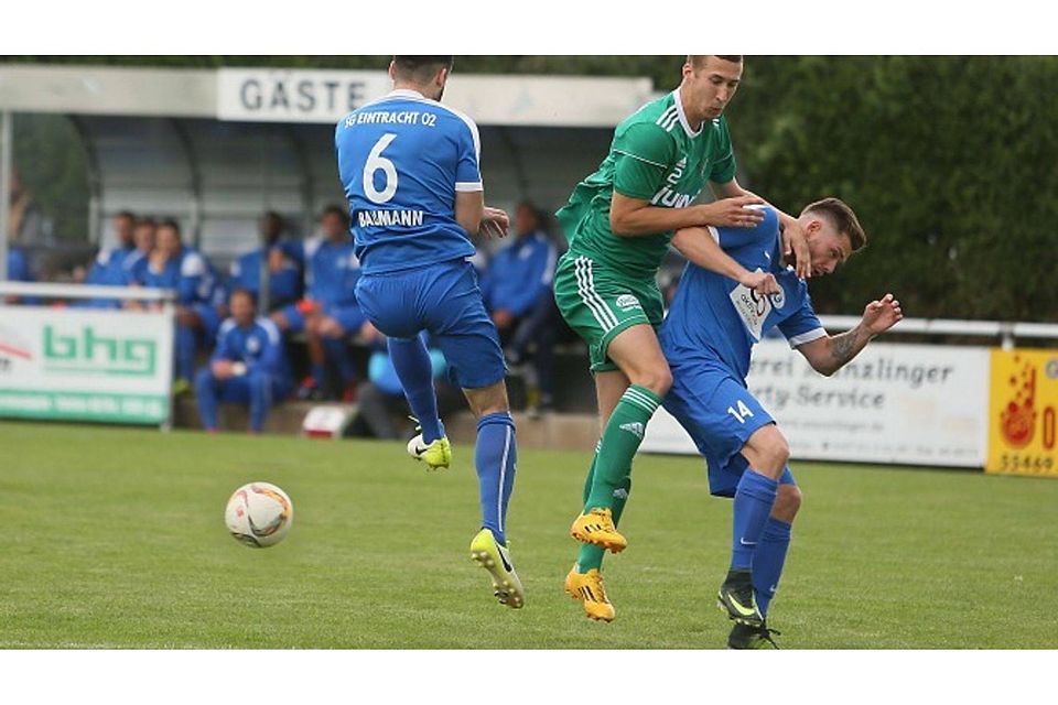 Erfolgserlebnis: Waldalgesheims Marius Breier (grünes Trikot), hier im Derby gegen Bad Kreuznach, traf beim SC Hauenstein zum 2:0.	Archivfoto: Edgar Daudistel