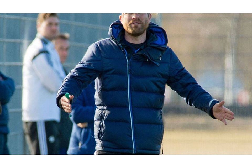 Der FC Deisenhofen muss in dieser Saison immer wieder Nackenschläge verkraften. Trainer Peter Schmidt wünscht sich „mal zwei, drei Siege in Folge“. Foto: Robert Brouczek