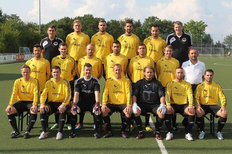 Bereit für die Premieren-Saison in der Fußball-Landesliga: die Spieler und das Trainerteam des 1. FC Niederkassel, Foto: Bröhl
