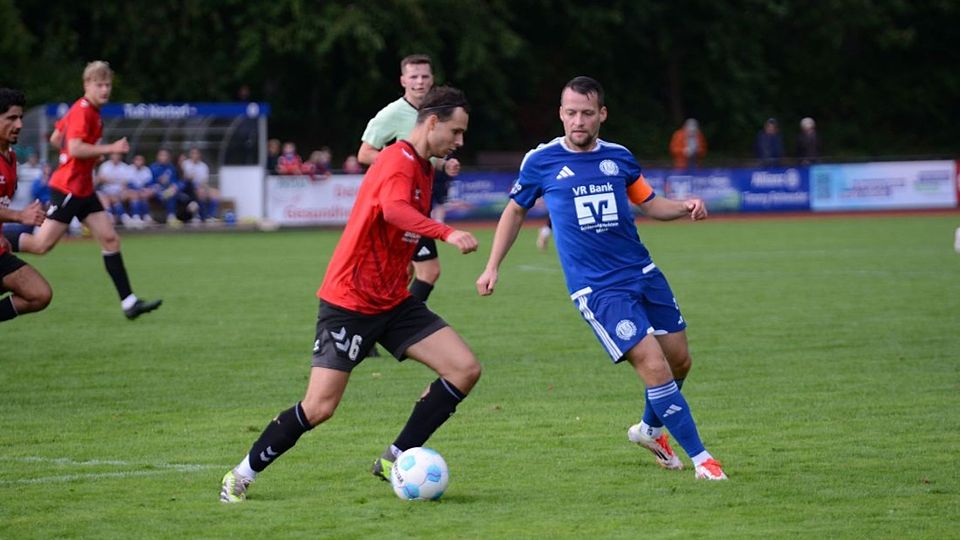 Florian Legrum (TSV Kropp) gegen Luca Groth (TuS Nortorf).