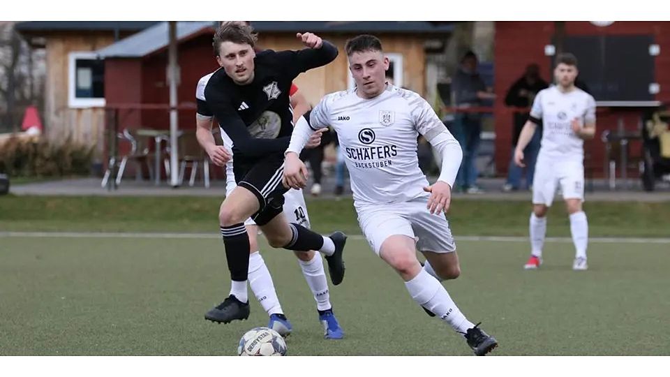 Constantin Gass (re.) und der VfL Biedenkopf möchten in Niedergirmes weiter Fahrt aufnehmen, der FSV Schröck und Tim Maier haben Gruppenliga-Schwergewicht Kinzenbach zu Gast. © Jens Schmidt