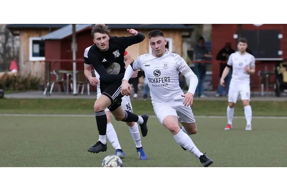 Constantin Gass (re.) und der VfL Biedenkopf möchten in Niedergirmes weiter Fahrt aufnehmen, der FSV Schröck und Tim Maier haben Gruppenliga-Schwergewicht Kinzenbach zu Gast. © Jens Schmidt