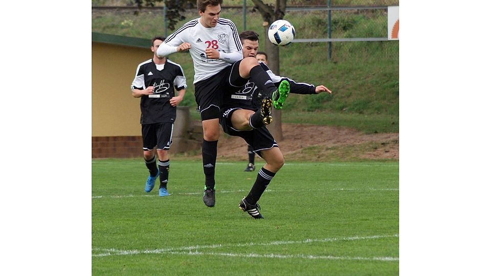 Hohes Bein: Im A-Klassen-Duell setzten sich die Guldentaler (dunkle Trikots, hier mit Jonas Hausschild)  2:1 gegen den VfL Sponheim um David Dehmer durch.