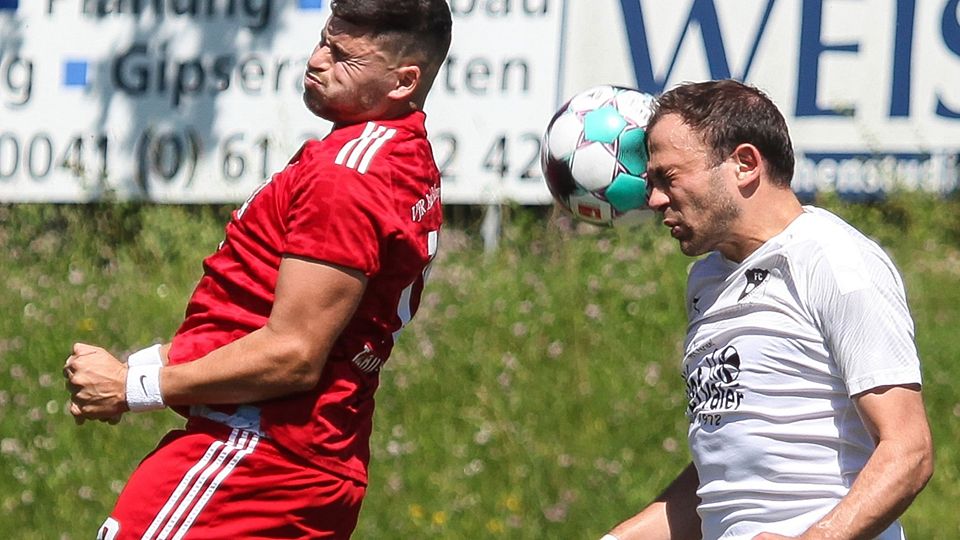 VfR-Doppeltorschütze Tim Schillinger (links) im Kopfballduell mit FCW-Verteidiger Yannick Müller | Foto: Matthias Konzok