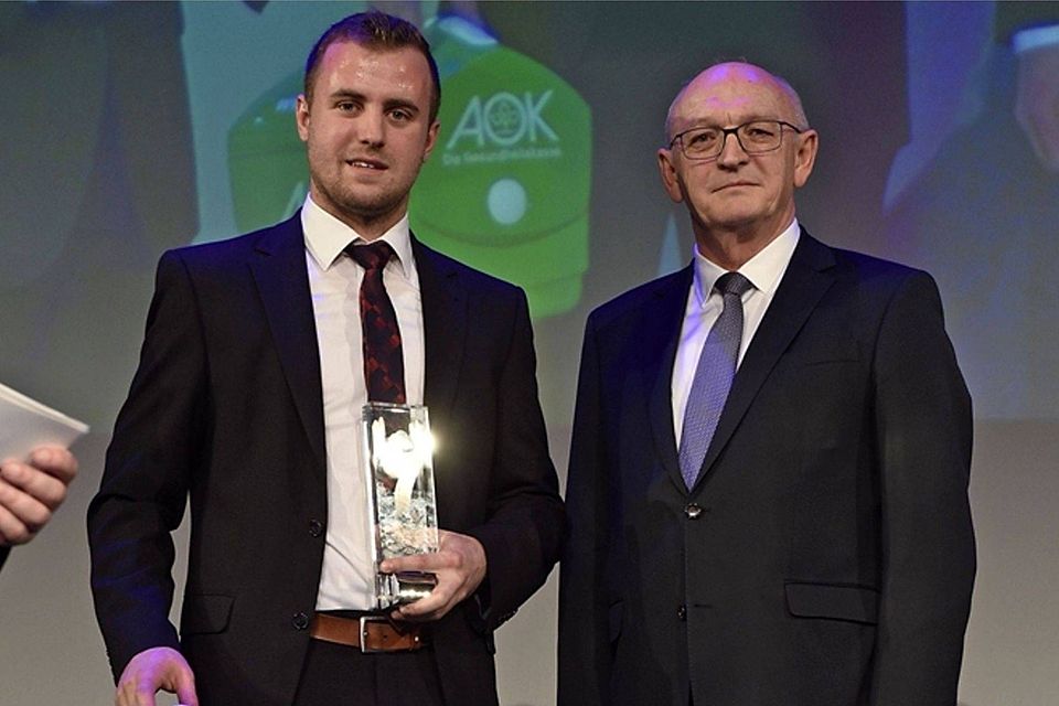 AOK-Direktor Richard Deml (rechts) überreicht Manfred Gröber den Pokal als Ostbayerns Fußballer des Jahres 2019.   Foto: Lex