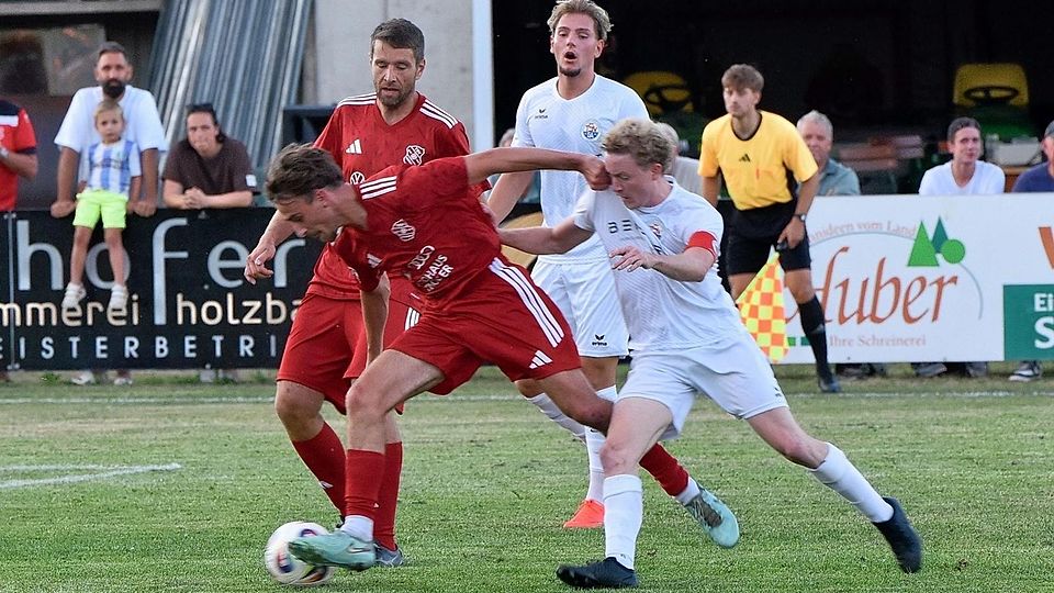 Der TSV Moorenweis (in Rot) im Spiel gegen den TSV Gilching (in Weiß).