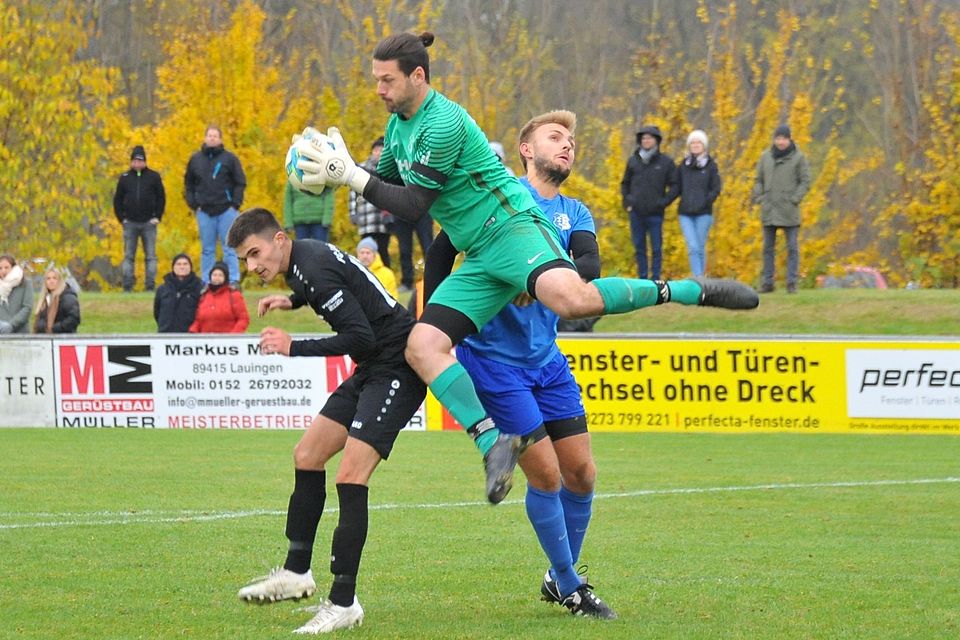 Zugepackt: Glötts Keeper Dominik Trenker klärt hier beim 0:0 in Lauingen gegen Elias Griener (links; rechts SSVler Benedikt Krist).