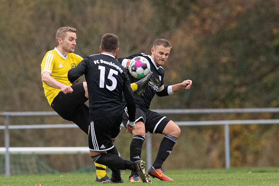 Eingezwängt bei der 4:5-Niederlage: Der Hölzlebrucker Peter Beha wird von zwei Dauchingern gestoppt.