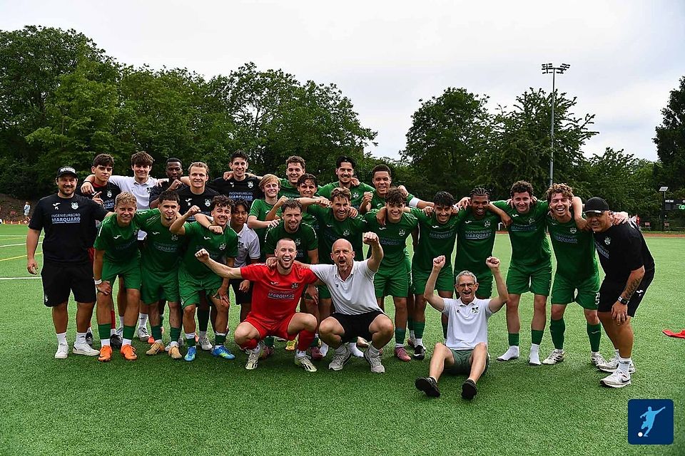 Die Fußballer der TuS Marienborn II feiern den Aufstieg in die Landesliga Ost. Die Fußballer der TuS Marienborn II feiern den Aufstieg in die Landesliga Ost.