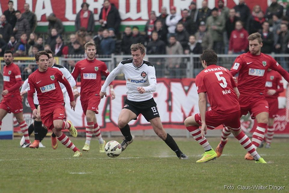 Neckarelz´ Bogdan Müller (am Ball) will gegen Homburg wieder treffen. F: Dinger