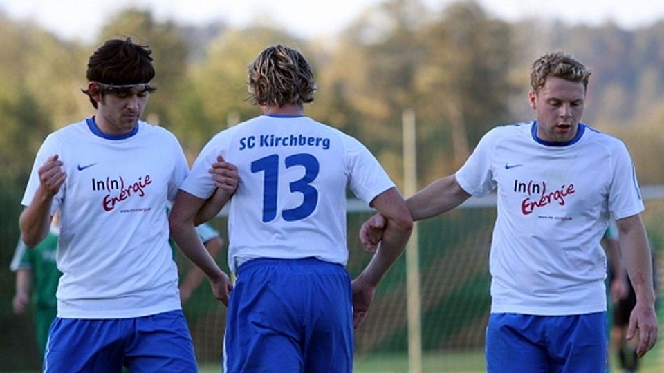 Goalgetter Achatz und Straßer mit dem spielenden Co-Trainer Michael Spielbauer (v.l.) Foto: Santner