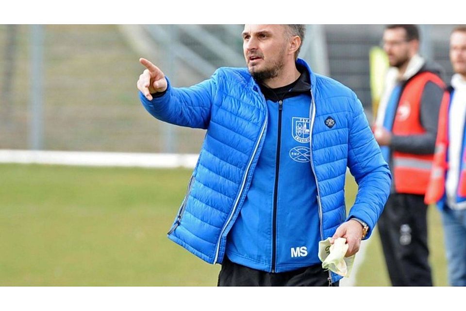 Mico Susak, Trainer des TSV Eriskirch, ist immer engagiert an der Außenlinie. far