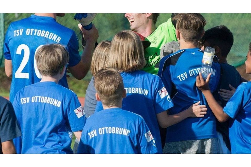 n der Relegation hat Torwarttrainer Besnik Begisholli (im grünen Trikot) das Gehäuse des TSV Ottobrunn gehütet. FOTO: BRO