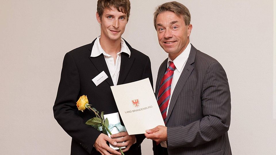 Hallo Herr Minister: Sebastian Probst ist von Günter Baaske für sein Ehrenamt bei Pneumant Fürstenwalde ausgezeichnet worden. Foto: MBJS/Henkel