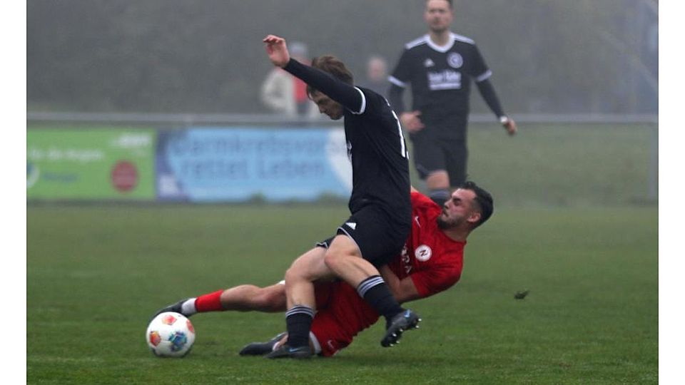Mit großem Einsatz erkämpften sich die Neuhausen-Spieler um Luca Cekic (rotes Trikot) den Heimsieg gegen den favorisierten SVW Mainz mit Ben-Raphael Budde.	Foto: Christine Dirigo/pakalski-press