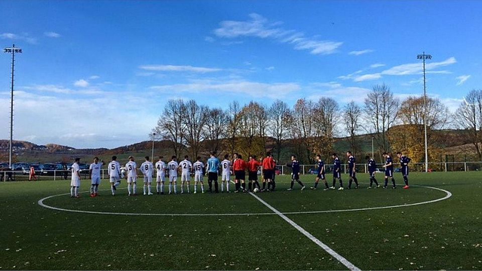 Die SG Hüffelsheim (dunkle Trikots) bezwang den Gast aus Reichenbach (weiße Trikots) mit 5:3. F: Sentz
